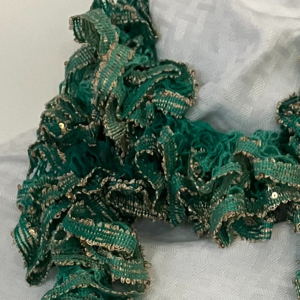 ❤️Sashay Sparkle Frilly Scarf Green and Gold❤️ - Picture 3 of 5